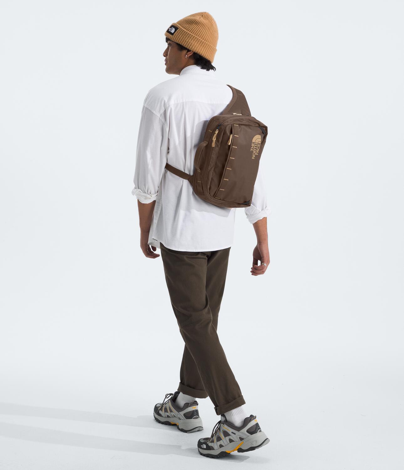 Mochila Base Camp Voyager Sling Unisex, Café